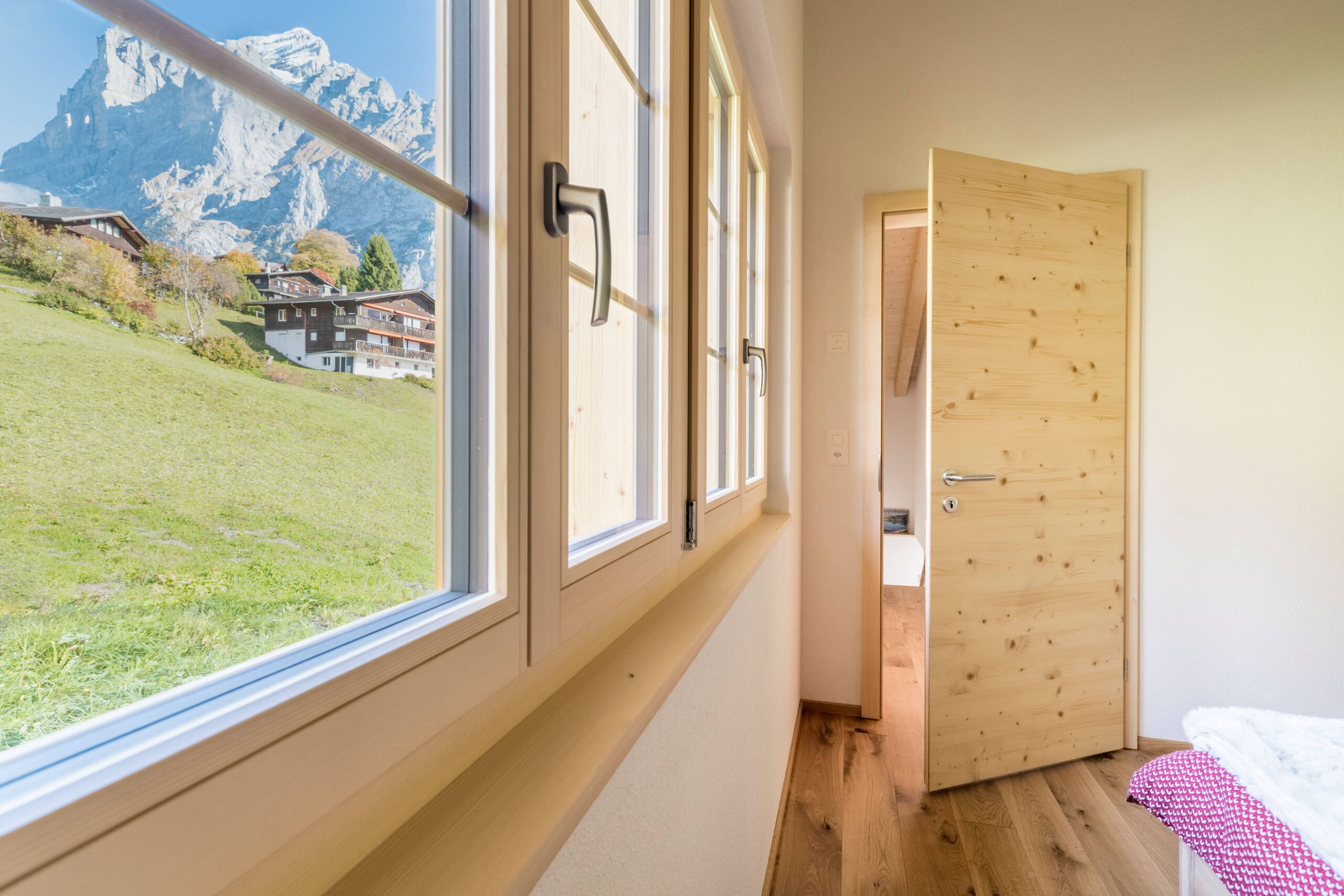 Holzfenster Fichte natur lackiert | Holzkreation Schmid Grindelwald