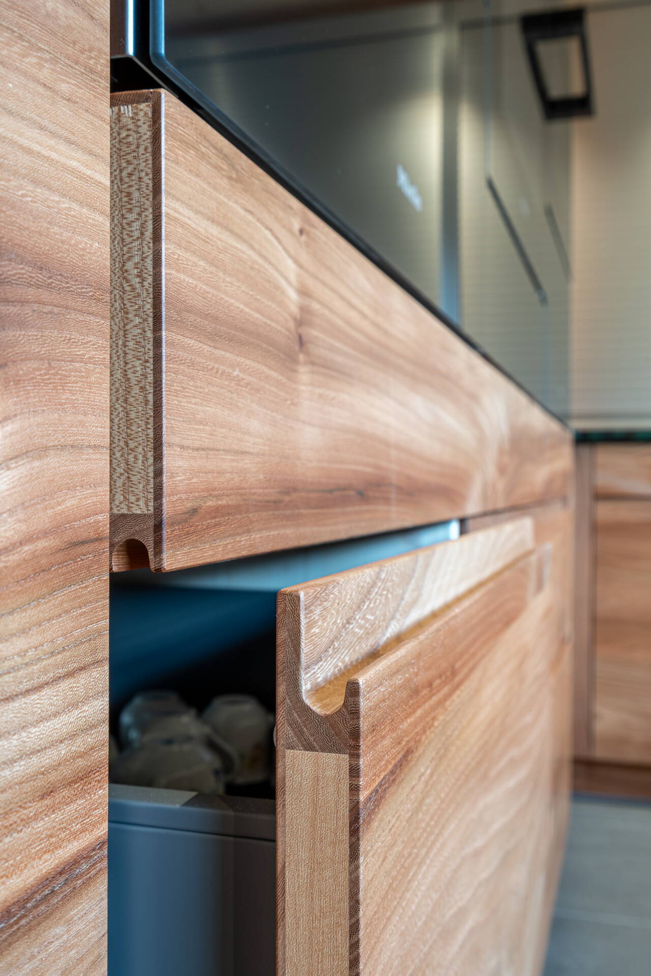 Küche aus Ulmenholz | Holzkreation Schmid Grindelwald