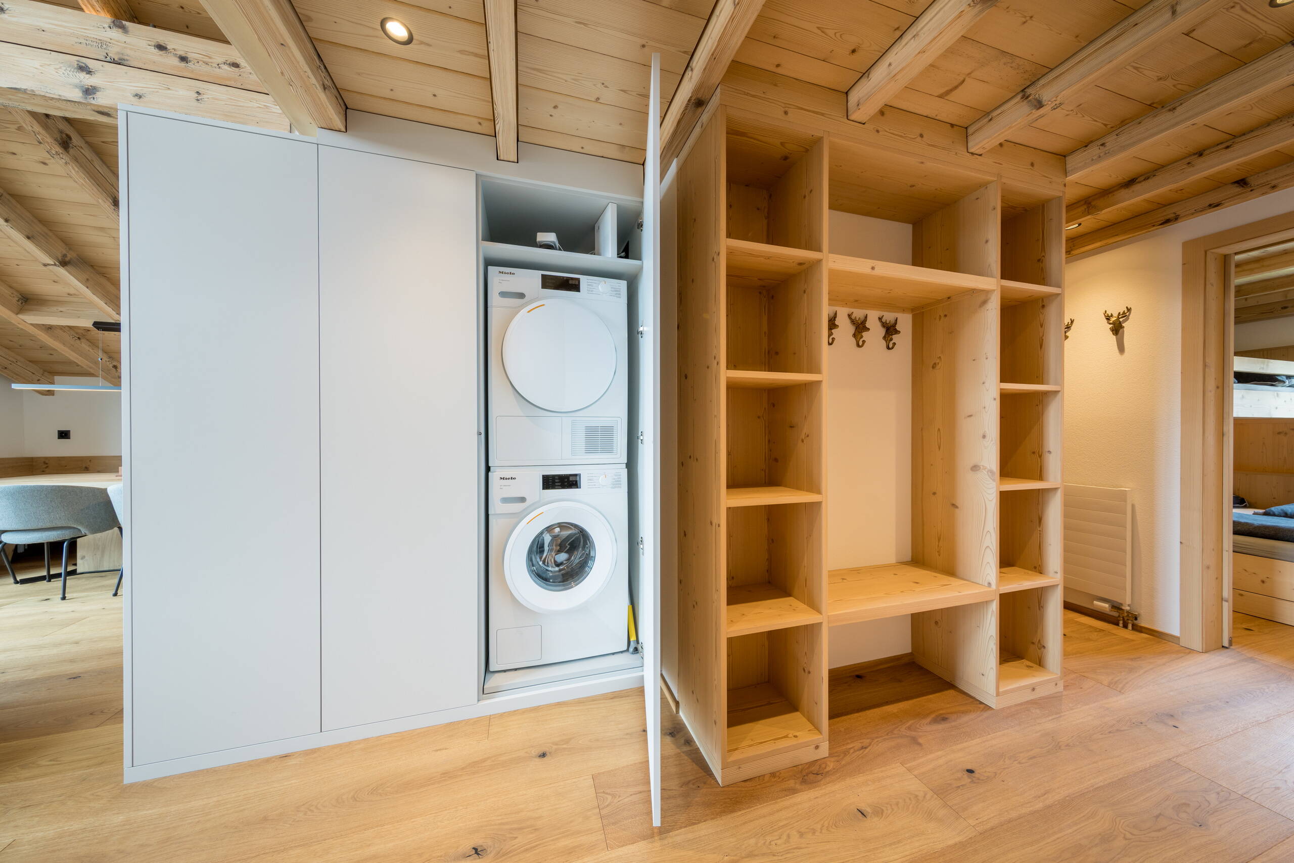 Einbauschrank mit Wäscheturm | Holzkreation Schmid Grindelwald