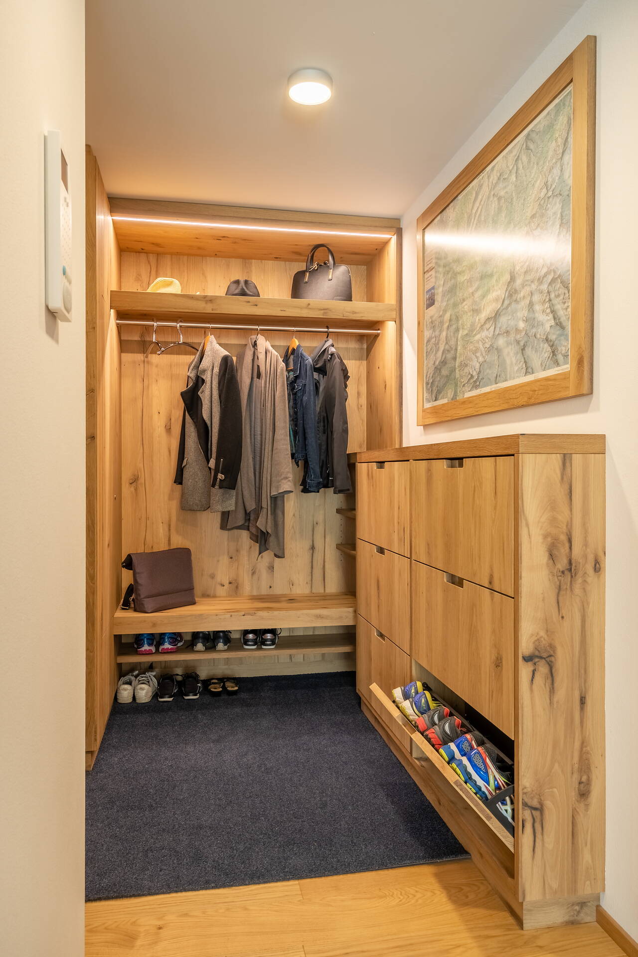 Garderobe mit Schuhgestell | Holzkreation Schmid Grindelwald