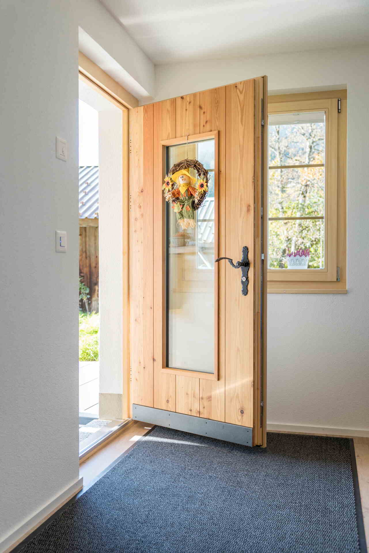 Haustüre in Fichte vertikal furniert mit Glasausschnitt | Holzkreation Schmid Grindelwald