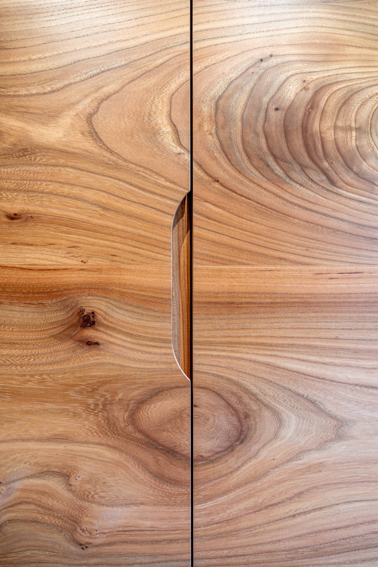 Küche aus Ulmenholz | Holzkreation Schmid Grindelwald