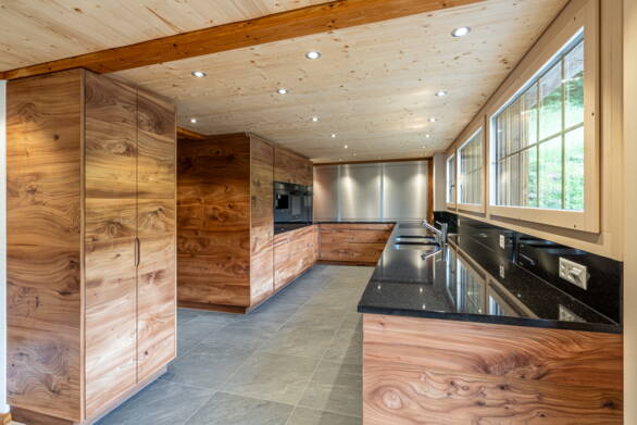 Küche aus Ulmenholz | Holzkreation Schmid Grindelwald