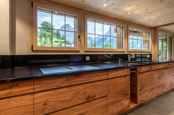 Küche aus Ulmenholz | Holzkreation Schmid Grindelwald