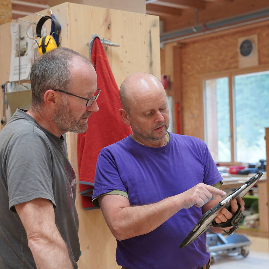 Arbeiten mit dem Tablet im Bankraum
