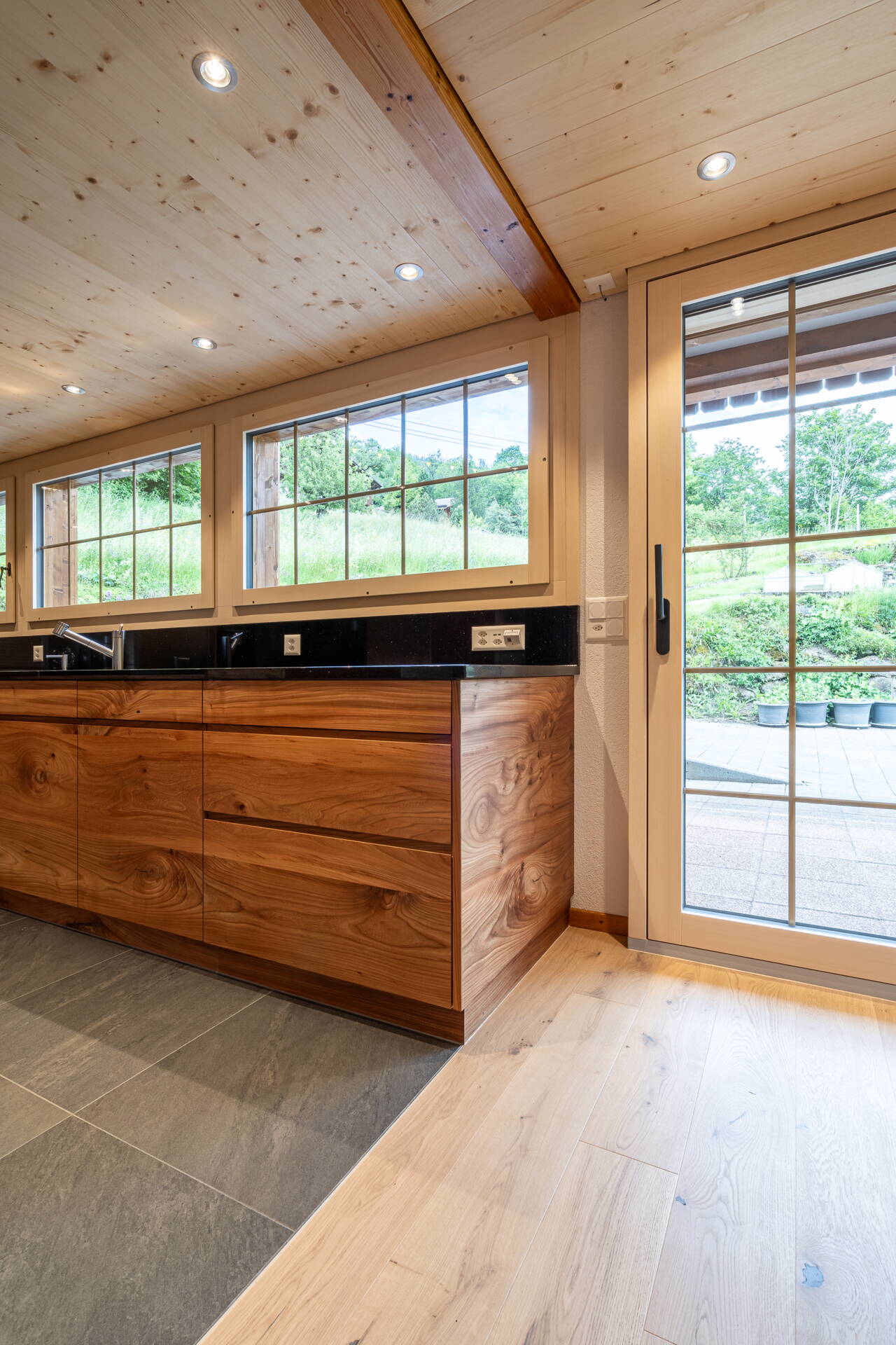 Küche aus Ulmenholz | Holzkreation Schmid Grindelwald