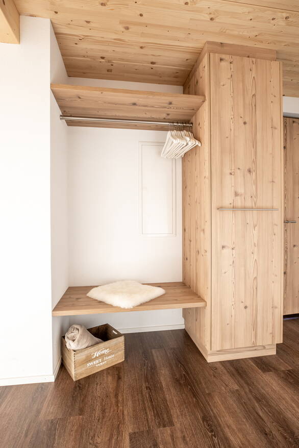 Garderobe mit Sitznische | Holzkreation Schmid Grindelwald