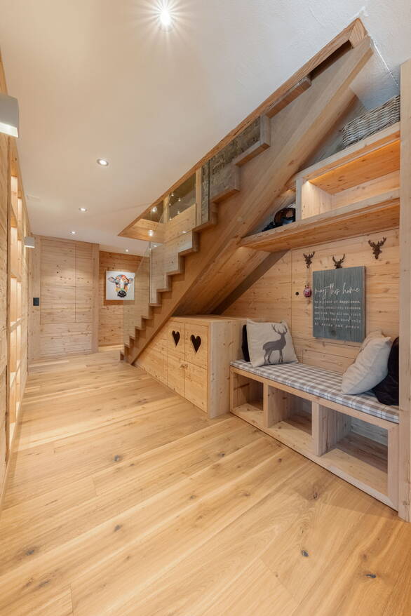 Garderobe Einbau unter Treppe | Holzkreation Schmid Grindelwald